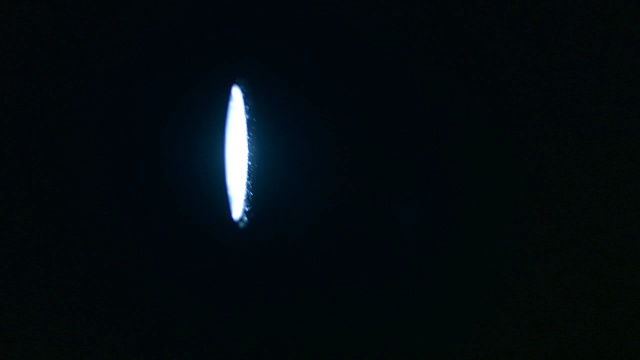 这是手电筒在黑暗中使用的近景。视频素材