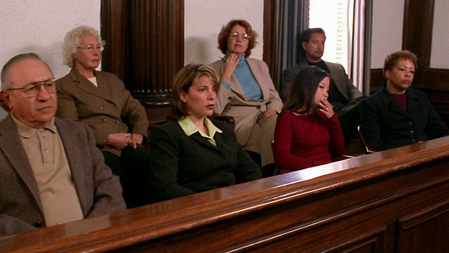 中镜头摄影盘陪审团在法庭/一些成员笑和点头视频素材