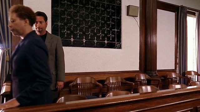 中镜头的人站在陪审席上/离开法庭视频素材