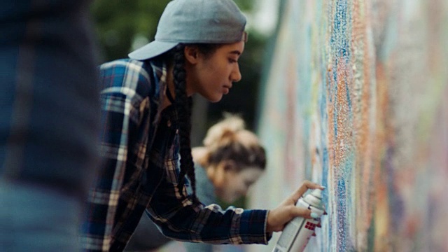 MS. Girl和朋友喷涂涂鸦墙。视频下载