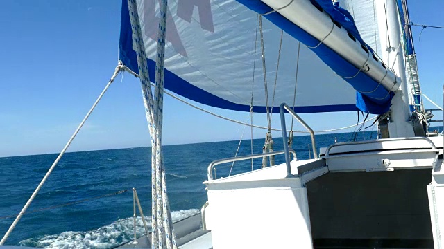 乘坐有帆的帆船视频素材