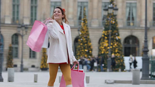 巴黎，一名女子在旺多姆广场购物视频下载