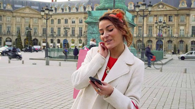 巴黎，一名女子在旺多姆广场购物视频素材