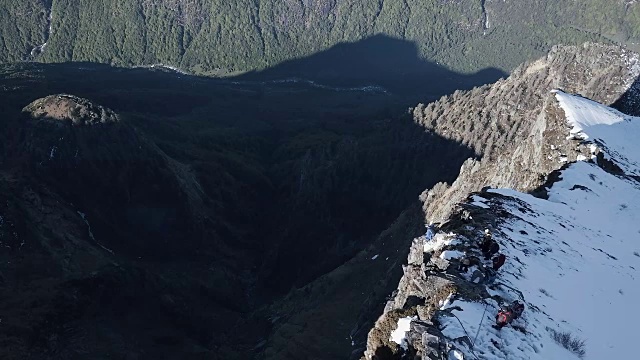 鸟瞰图的翼服飞行员跳下高山悬崖视频下载