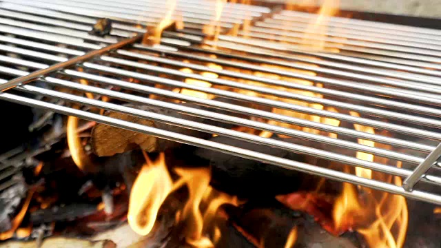 烧烤烤架火在慢动作。视频下载