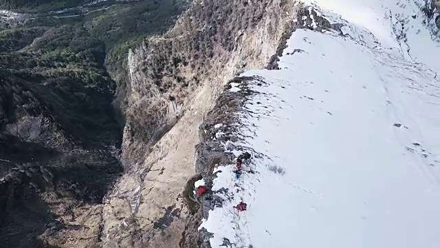 鸟瞰图翼服飞行员站在高山山脊上视频下载