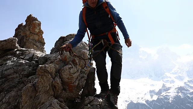 一名男性登山运动员从山脊上下来视频素材