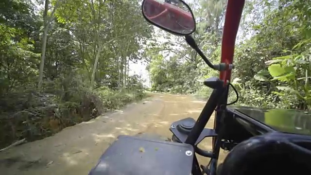 在森林中驾驶ATV视频素材