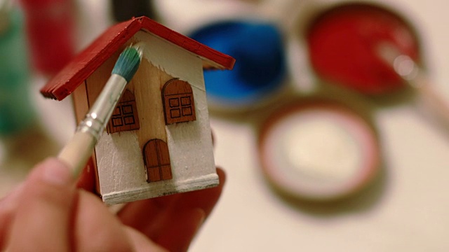 DIY:用油漆做背景的小木屋视频素材