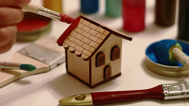 DIY:粉刷小木屋的屋顶视频素材