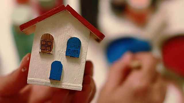 DIY:把小木屋的窗户漆成蓝色视频素材