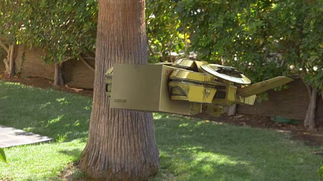 无人机在房子前面递送包裹的视频是4K视频下载