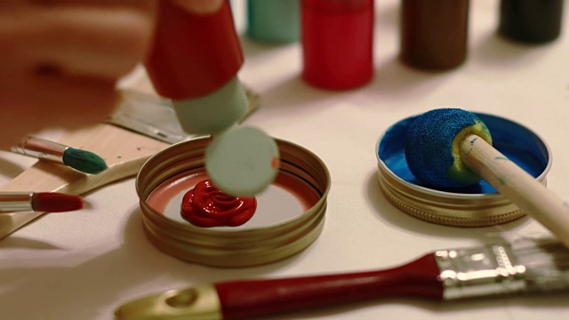DIY:在工艺桌上搅拌红色和蓝色视频素材