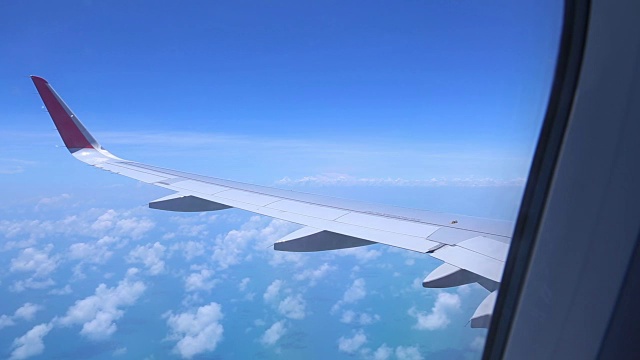 透过喷气式飞机窗户看到的云朵。视频素材