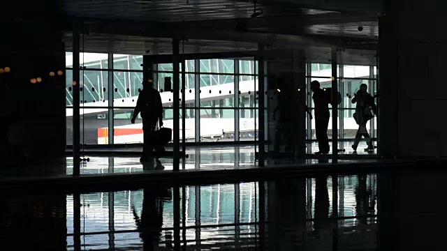 旅客们在机场剪影视频下载