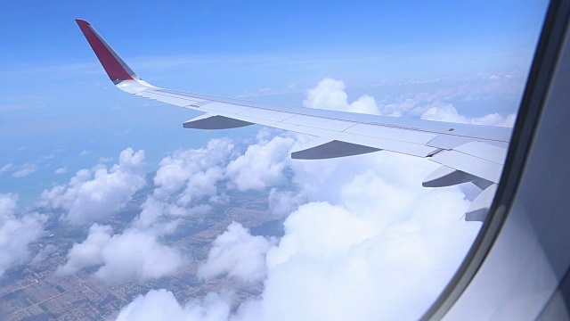 透过喷气式飞机窗户看到的云朵。视频素材