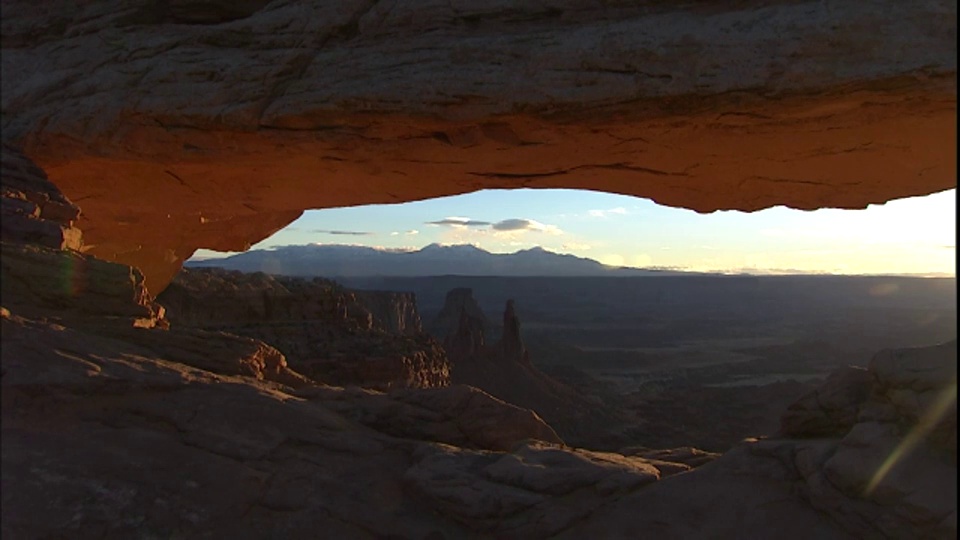 阳光穿过犹他州峡谷地国家公园的台地拱形岩层。视频下载