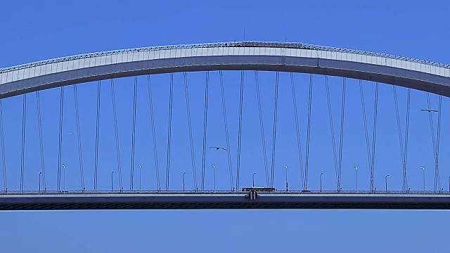 在卢浦大桥上行驶的汽车视频下载