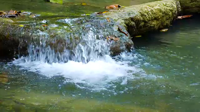 泰国北碧府，怀美卡敏瀑布，绿色森林中的小溪视频素材