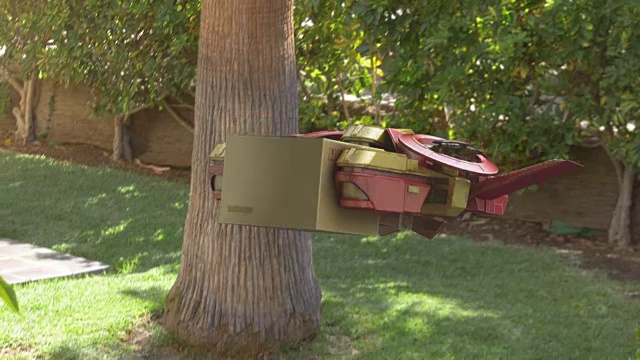 无人机在房子前面递送包裹的视频是4K视频素材