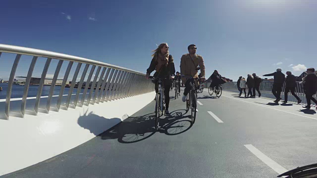夫妇骑城市道路城市自行车视频下载