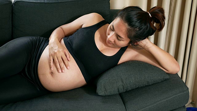 沙发上的孕妇视频素材