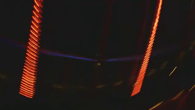 英国埃塞克斯，一辆华尔兹汽车以令人眩晕的速度旋转，图为一辆华尔兹游乐园的车顶。视频素材