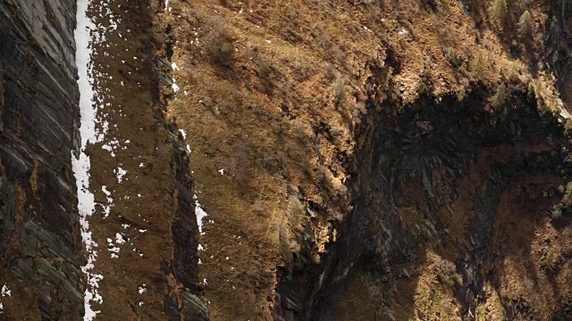 穿翼装的飞行员从悬崖边，山上跳下视频素材