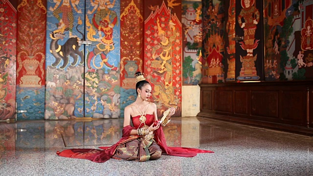 身着泰国传统服饰的泰国妇女视频素材