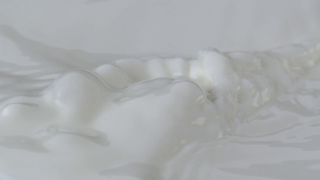 奶油牛奶倒在杯子上视频素材