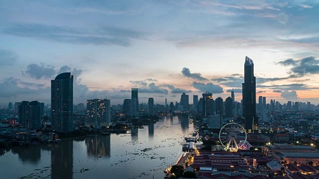 4K时间流逝曼谷城市景观河岸与湄南河在日出时间与白天到晚上的概念视频下载