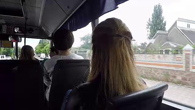 公共汽车在城市中穿梭。视频素材