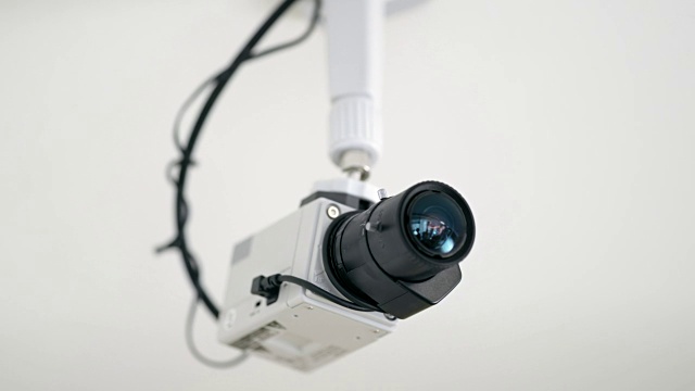 安装在天花板上的安全摄像头的旋转镜头视频素材