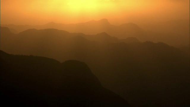 太阳从橙色的山上升起，马达加斯加视频素材
