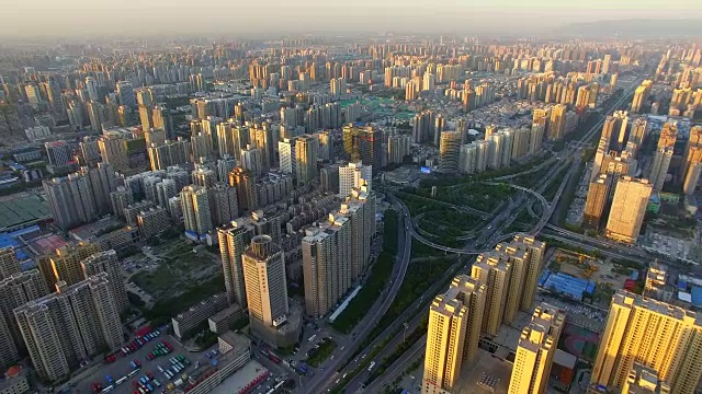 日落时分，天桥上的交通和城市天际线的航拍/中国西安。视频下载