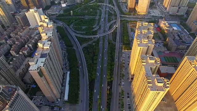 日落时分，天桥上的交通航拍/中国西安。视频素材