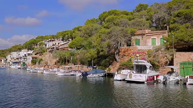 卡拉菲格拉渔港(Santanyí)的巴利阿里群岛马略卡/西班牙视频下载