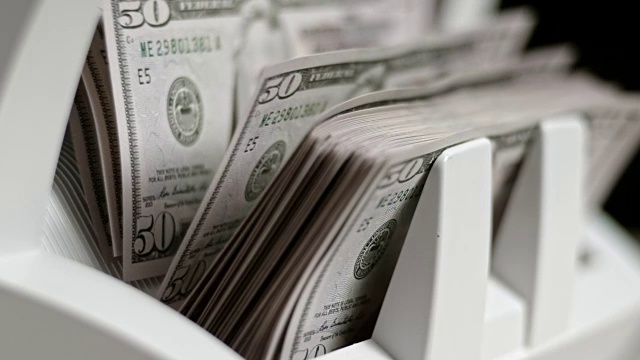 SLO MO LD账单柜台推出50美元纸币到一个堆垛机视频素材