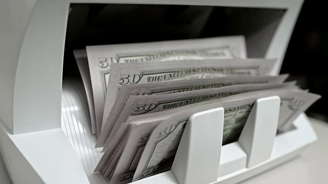 数钞机吐出五十张美钞视频素材