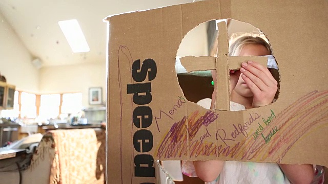 女孩在纸板盒里玩视频素材