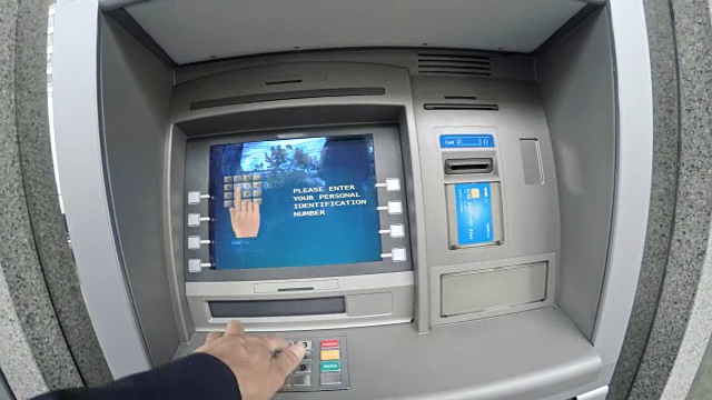 POV从自动取款机取款的人视频素材