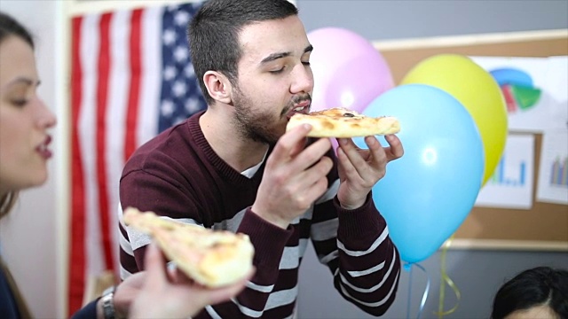 人们在生日派对上吃披萨视频下载