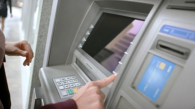 女子插入银行卡，输入密码时屏蔽键盘视频下载