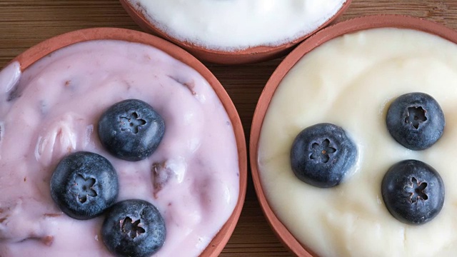 放大:各种酸奶配蓝莓。由于酸奶中含有的“有益细菌”，它已经成为一种越来越受欢迎的健康食品。视频下载