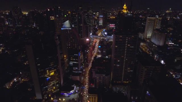鸟瞰图:曼谷商务中心夜间视频素材