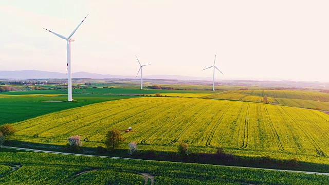 农业领域的风力涡轮机视频素材