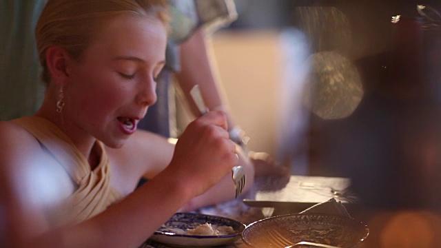 女孩在餐桌上吃饭视频素材