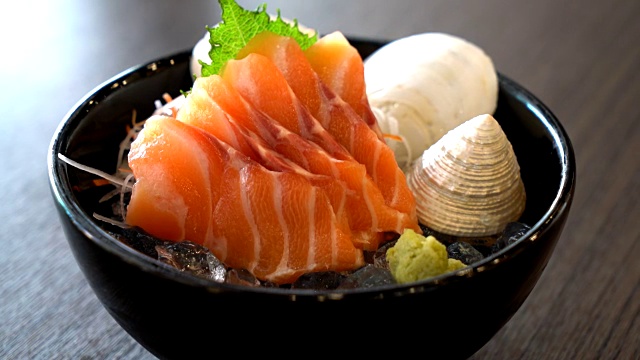新鲜鲑鱼生鱼片-日本料理风格视频素材