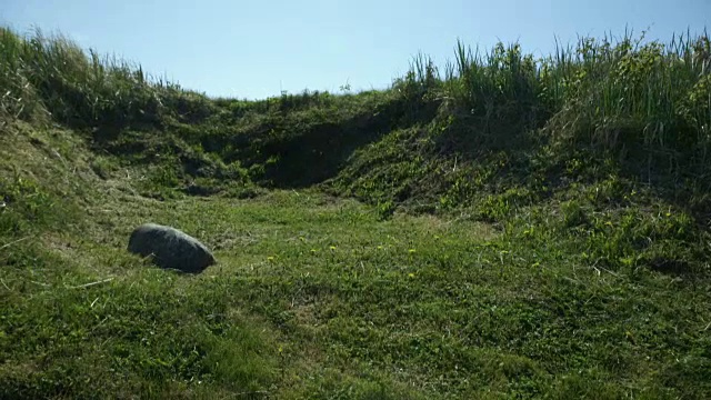 序列显示维京草皮建筑的遗迹在L'Anse aux Meadows在加拿大纽芬兰。视频下载