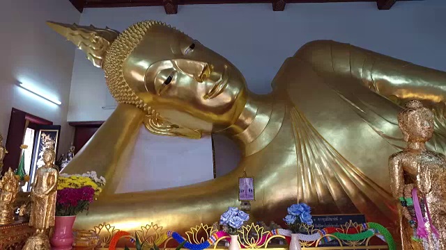 金色卧佛在寺庙内的淘金视频下载